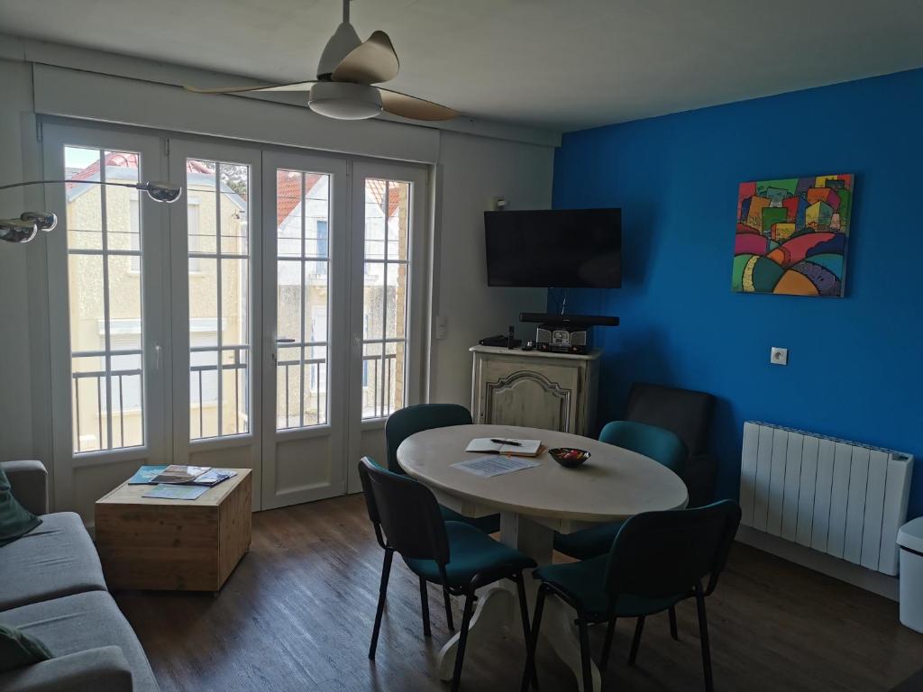 フォール・マオン・プラージュにあるLes pléiadesのテーブルと椅子のあるリビングルーム