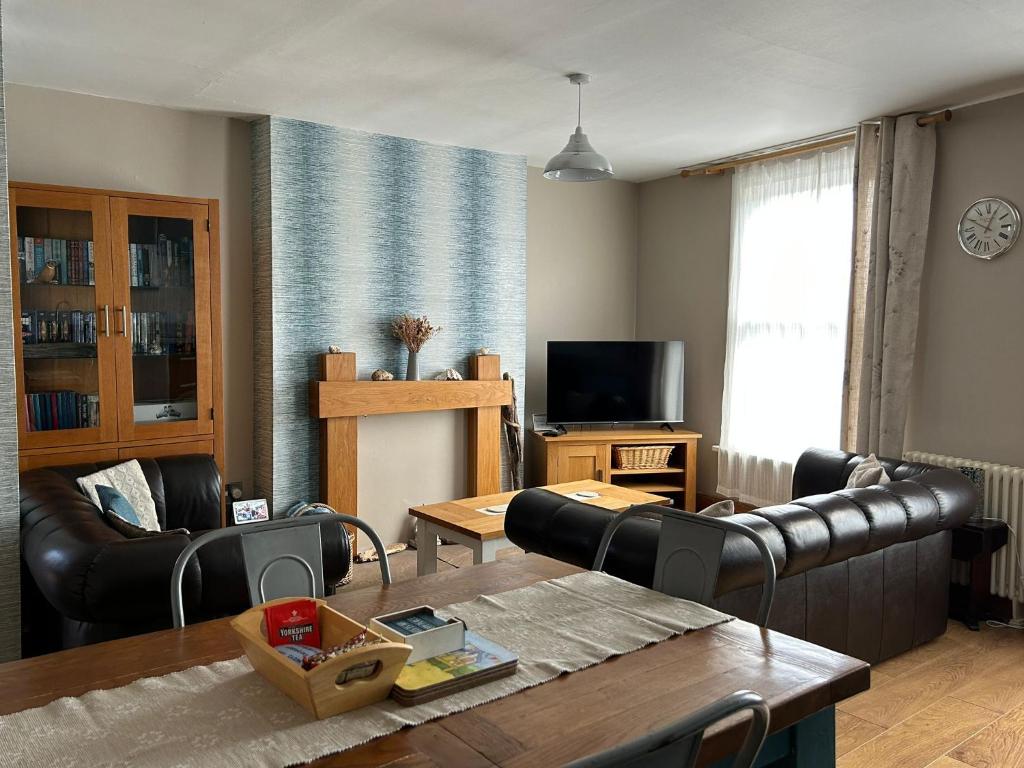 The Pebbles في ويتبي: غرفة معيشة مع أريكة وطاولة