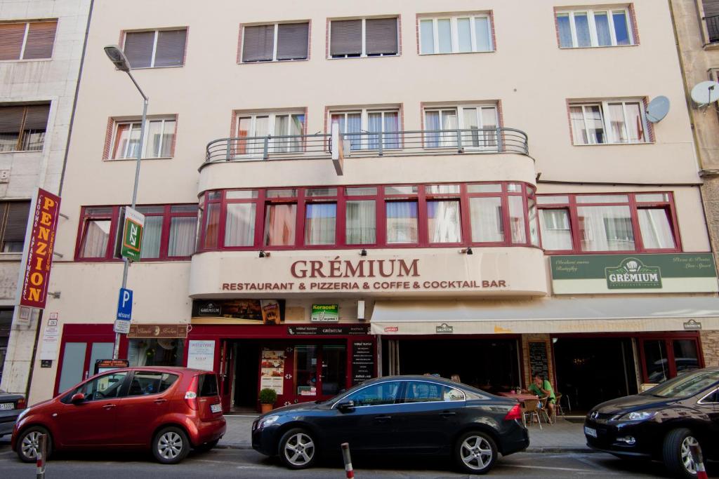 un edificio con auto parcheggiate di fronte di Penzion Gremium a Bratislava