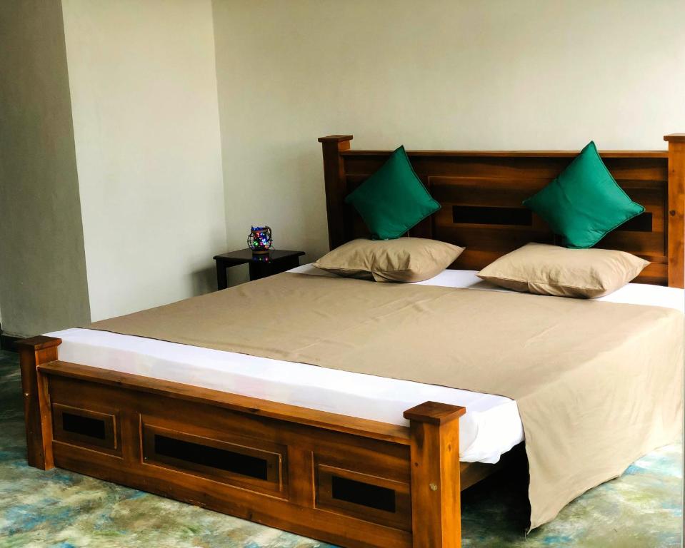 Postel nebo postele na pokoji v ubytování Barefoot Inn Kandy