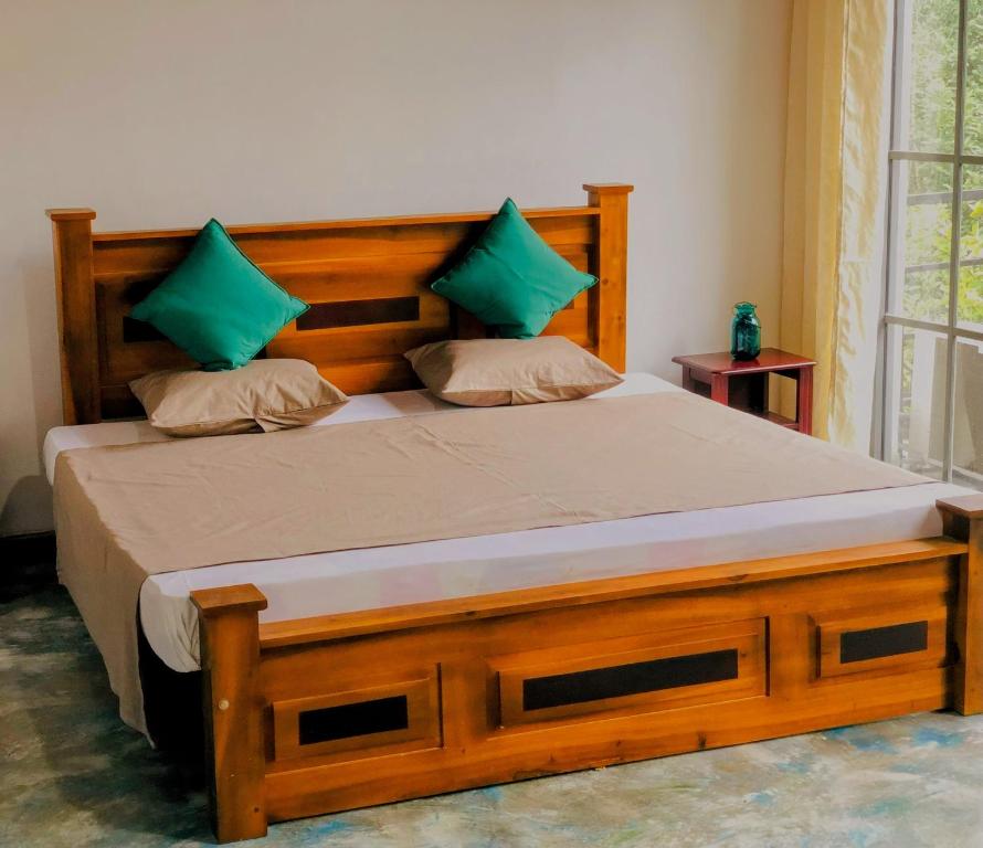 Postel nebo postele na pokoji v ubytování Barefoot Inn Kandy