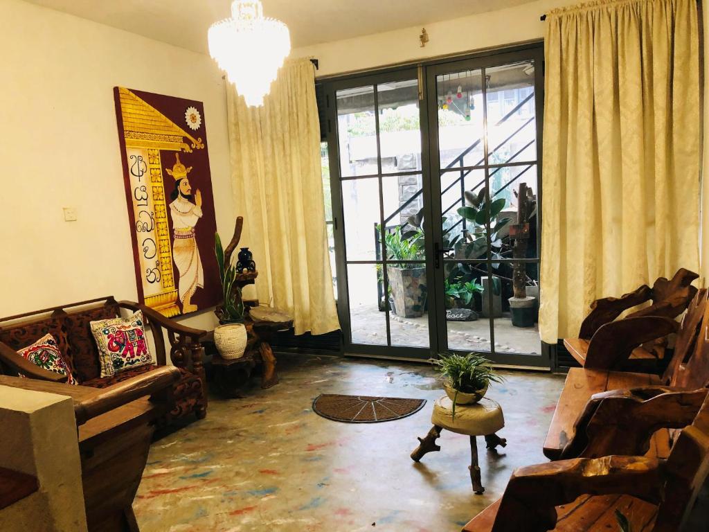 Posezení v ubytování Barefoot Inn Kandy