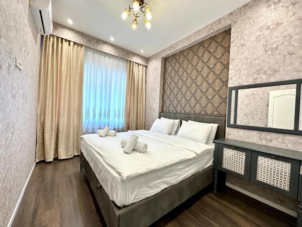 ein Schlafzimmer mit großem Bett und Fenster in der Unterkunft White city apartment in Baku