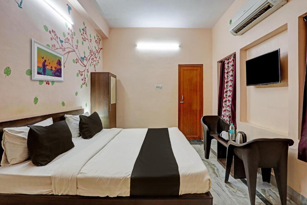 Postel nebo postele na pokoji v ubytování Hotel O Aarshi Palace
