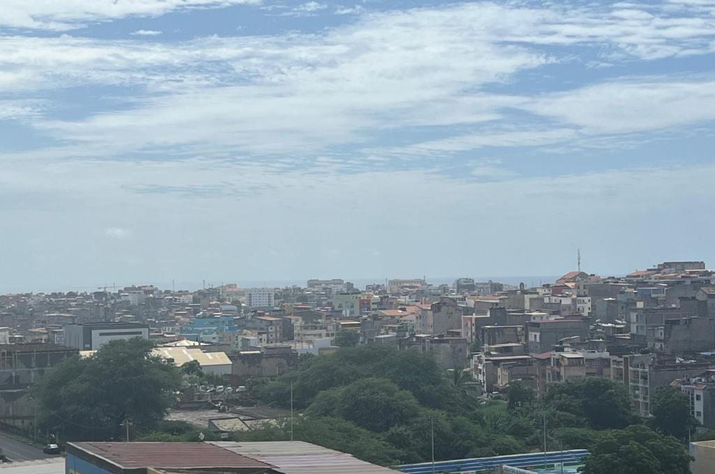 Nespecifikovaný výhled na destinaci Praia nebo výhled na město při pohledu z aparthotelu