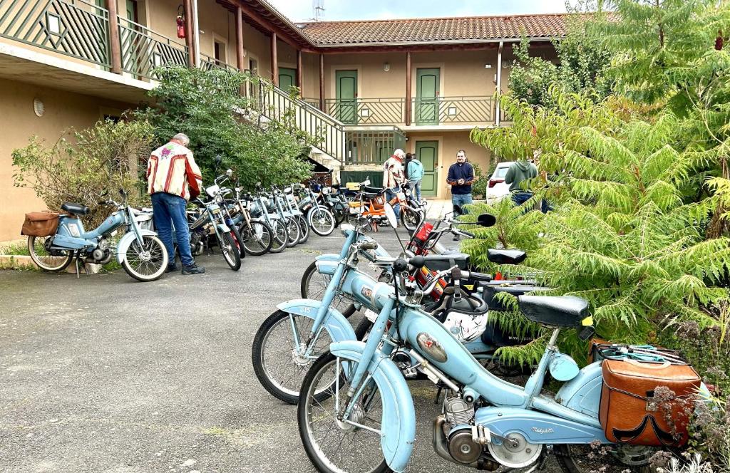 un groupe de vélos garés devant un bâtiment dans l'établissement ABEL Hôtel CHAMBRE ECONOMIQUE PARKING PRIVE WIFI, à Langeac