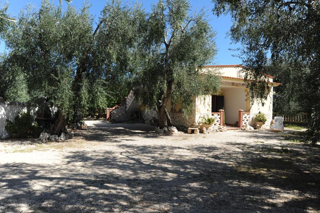 ein Haus mit vielen Bäumen davor in der Unterkunft Villa Carmine in Mattinata