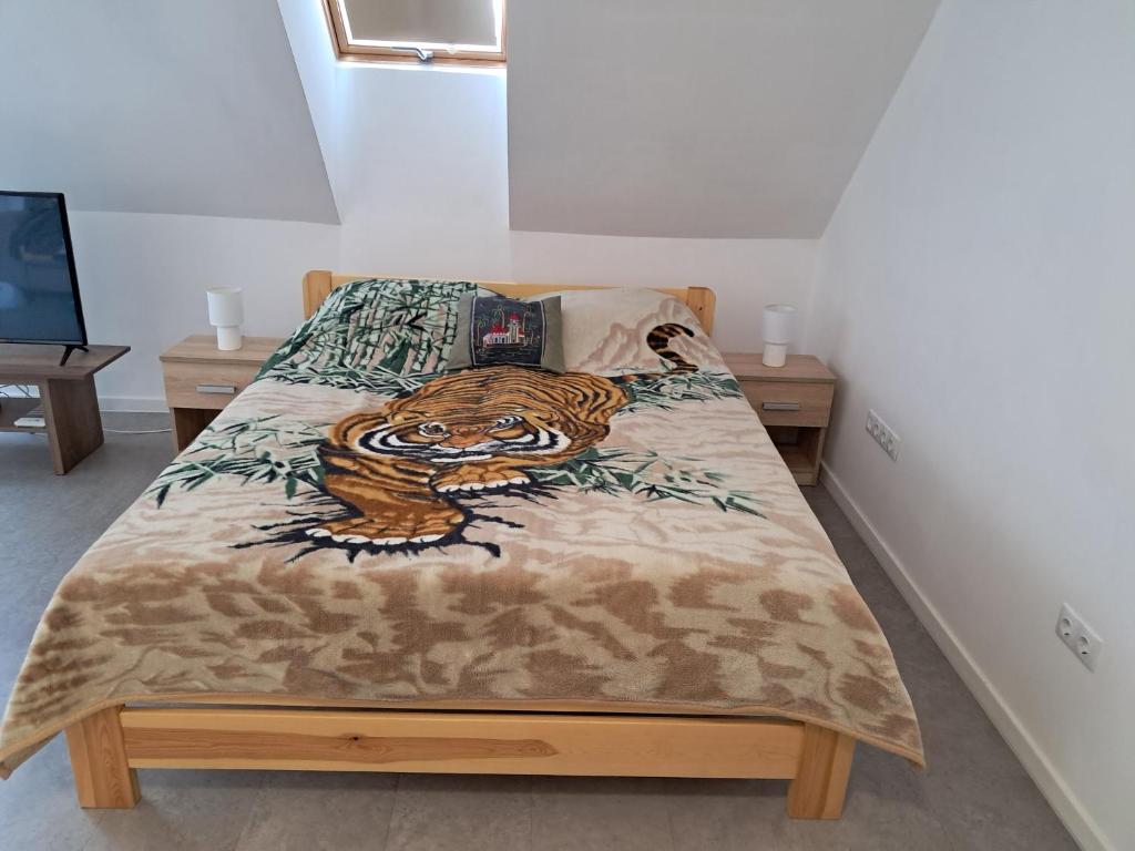 A bed or beds in a room at Atkacs Home