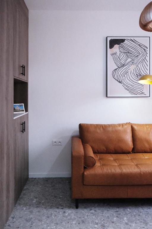 un salon avec un canapé et un tableau au mur dans l'établissement Séjour Chic et Cosy au Cœur de Versailles, à Versailles