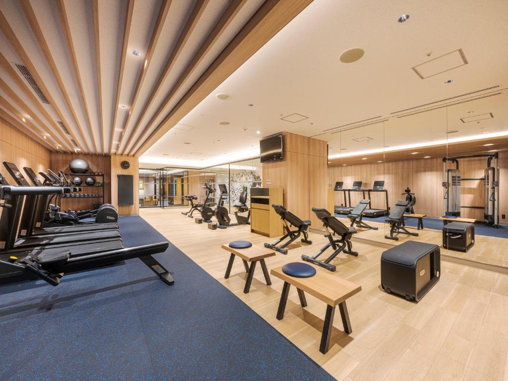 横浜市にある横浜ベイシェラトンホテル＆タワーズのトレッドミル・エリプティカル&エクササイズ機器が備わるジム