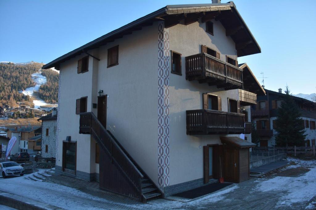 un edificio con balcones en un lateral en Chalet Rin Star, en Livigno