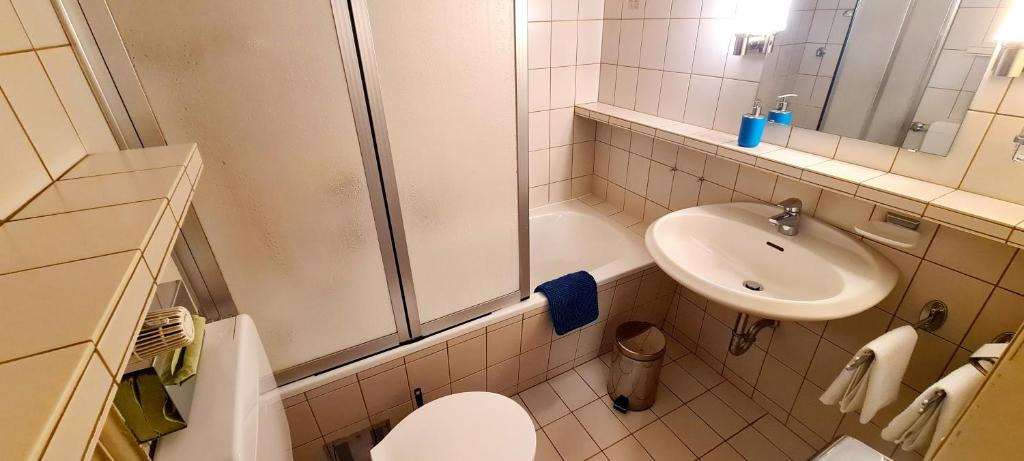 Koupelna v ubytování Hotel garni Am Hochwald