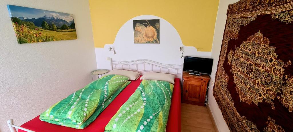Postel nebo postele na pokoji v ubytování Hotel garni Am Hochwald