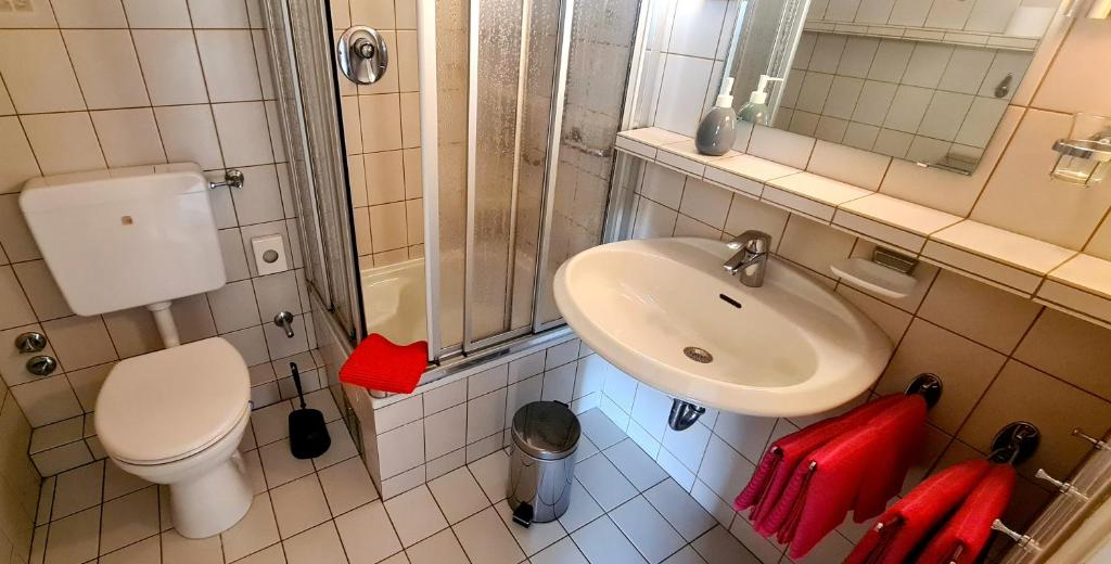 Koupelna v ubytování Hotel garni Am Hochwald