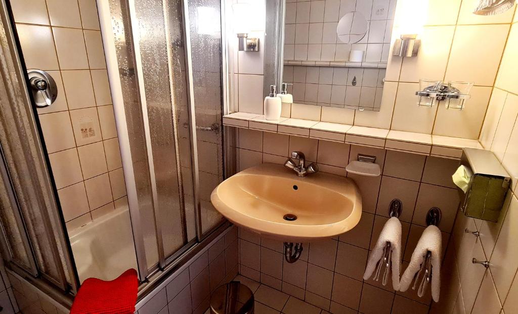 Koupelna v ubytování Hotel garni Am Hochwald