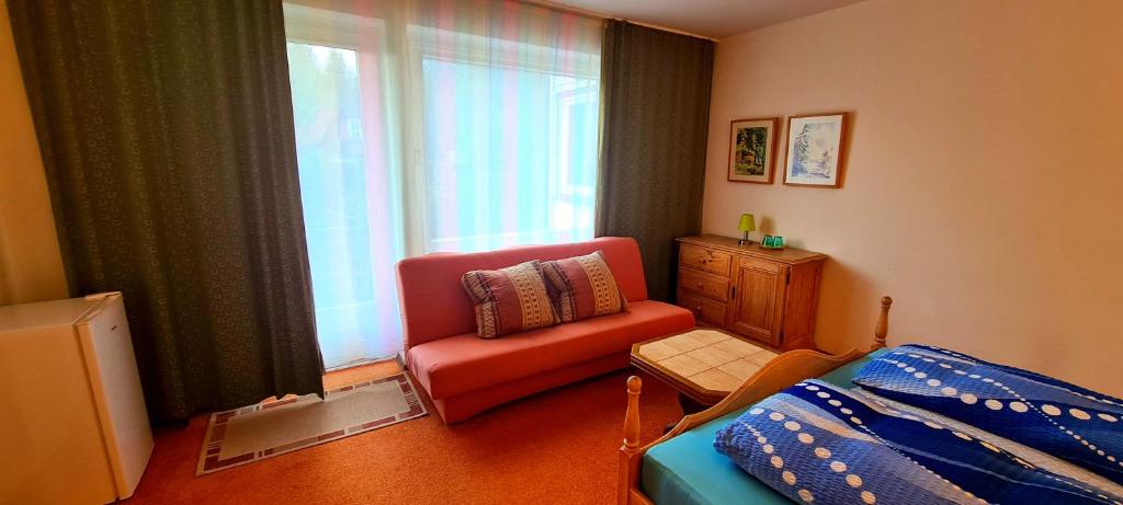 Postel nebo postele na pokoji v ubytování Hotel garni Am Hochwald