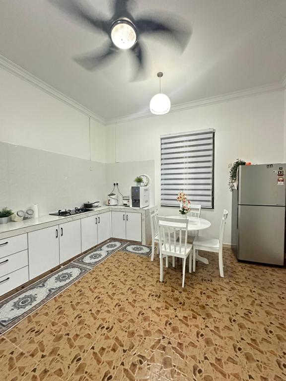 Dapur atau dapur kecil di Ar-Rayyan With Pool Cherang Homestay Kota Bharu