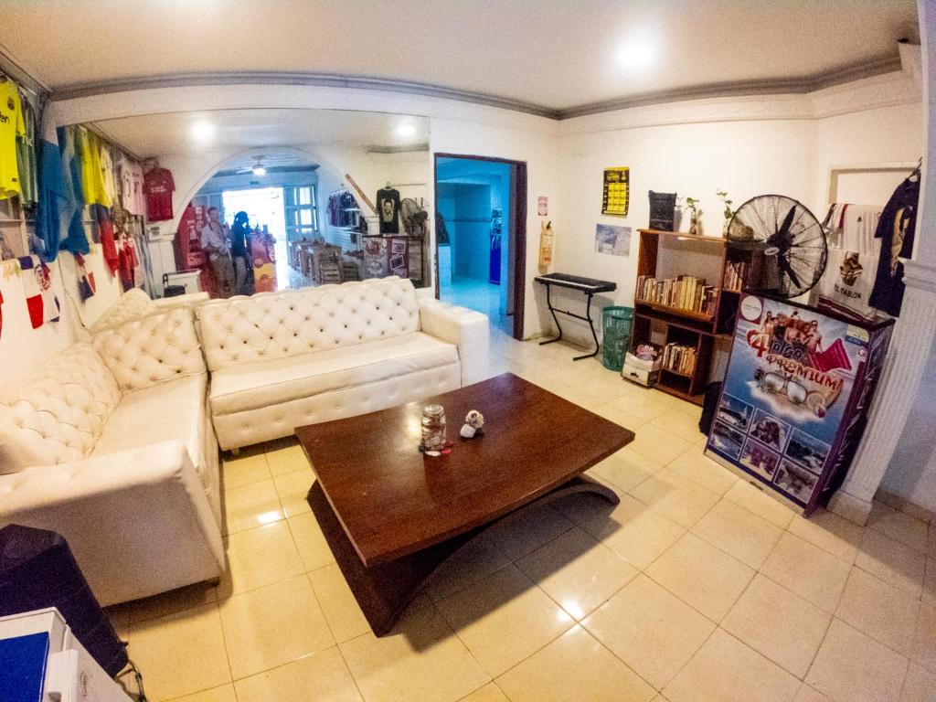 Posezení v ubytování Nahimara Champeta Hostel
