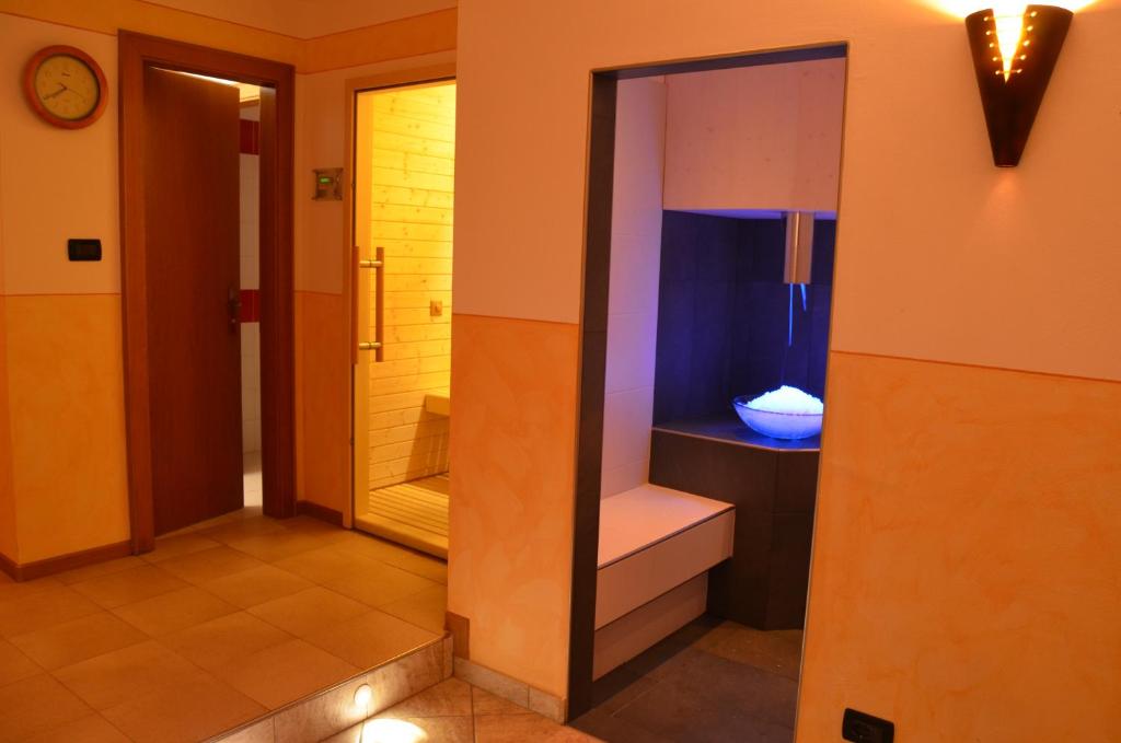 Postel nebo postele na pokoji v ubytování Hotel Ladina