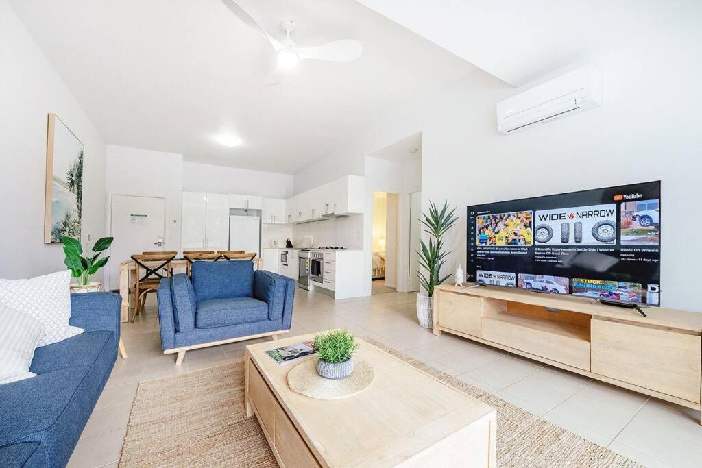 TV a/nebo společenská místnost v ubytování Stay Seaside Market 416