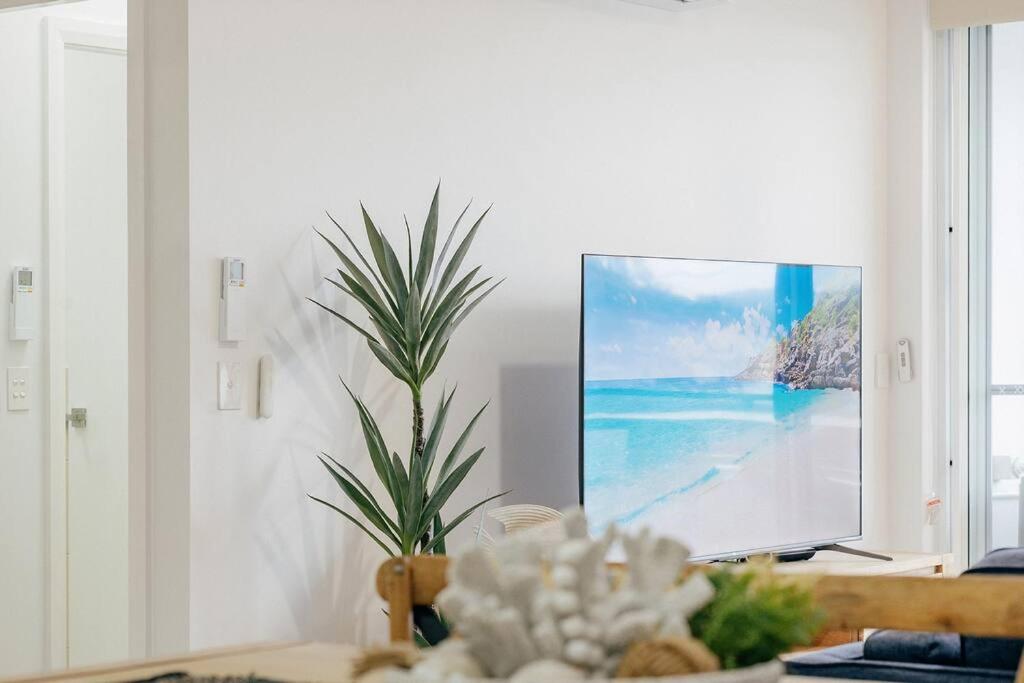 TV a/nebo společenská místnost v ubytování Stay Seaside Market 416