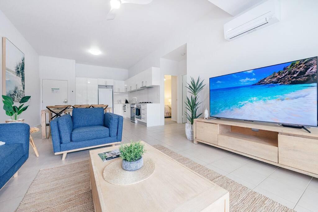 TV a/nebo společenská místnost v ubytování Stay Seaside Market 416