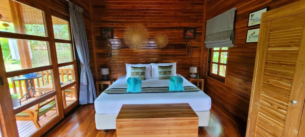 Postel nebo postele na pokoji v ubytování Samui Blue Bird