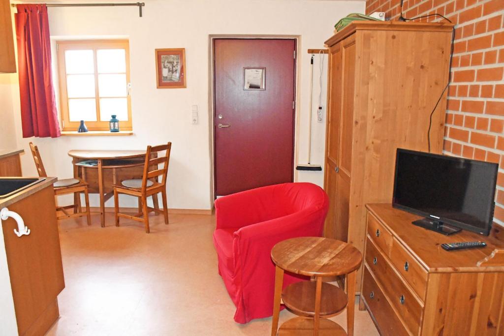 TV a/nebo společenská místnost v ubytování Haus am Hoeft in Gager mit Seeblick