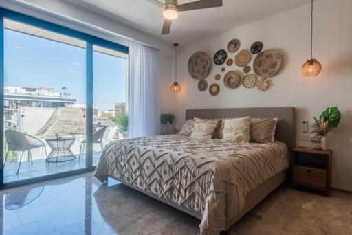 Rúm í herbergi á Boho Beach Escape