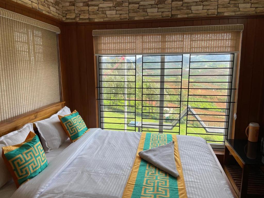 Postel nebo postele na pokoji v ubytování Meadow view ooty
