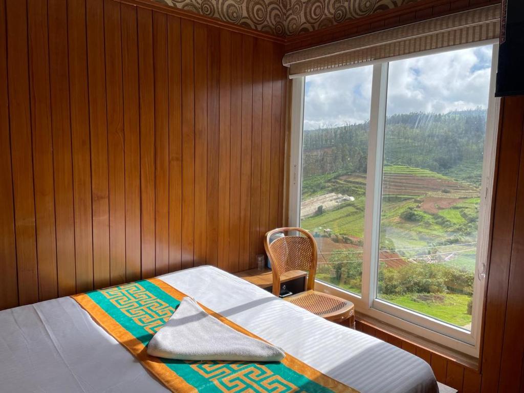 Postel nebo postele na pokoji v ubytování Meadow view ooty