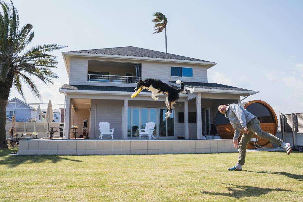 Κήπος έξω από το SEADINERS Beachfront Villa 99