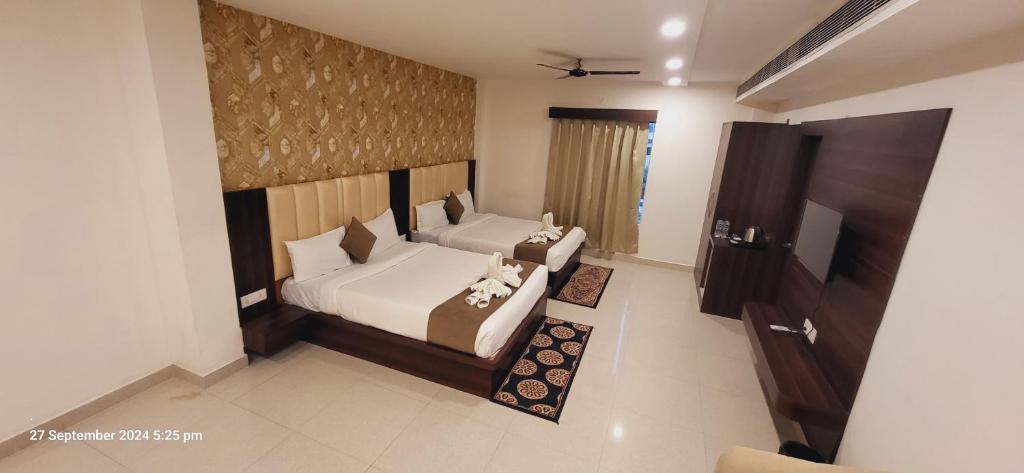 Neelkanth Hotel客房内的一张或多张床位