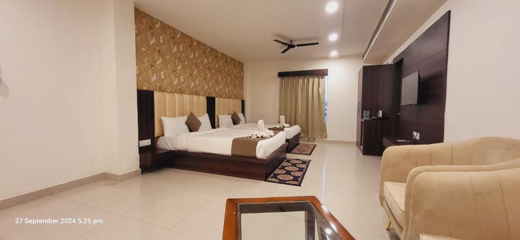 Neelkanth Hotel客房内的一张或多张床位