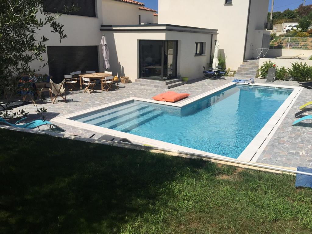 une piscine dans l'arrière-cour d'une maison dans l'établissement Villa jardin tropical, à Afa