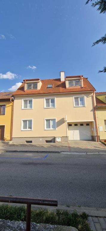duży dom na poboczu ulicy w obiekcie Pod Vinicí w mieście Mikulov