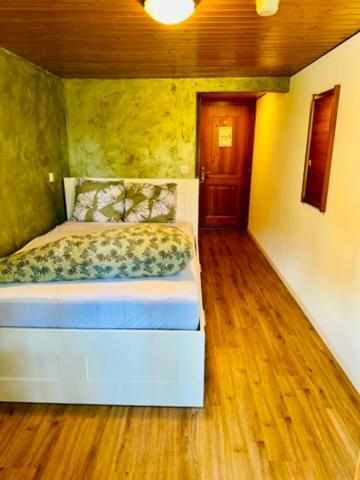 Postel nebo postele na pokoji v ubytování Swiss Lodge Joopi