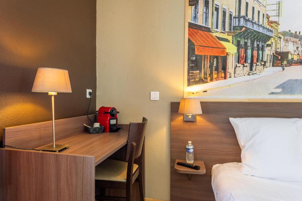 Postel nebo postele na pokoji v ubytování Logis Hôtels et restaurant La Pause Rn7