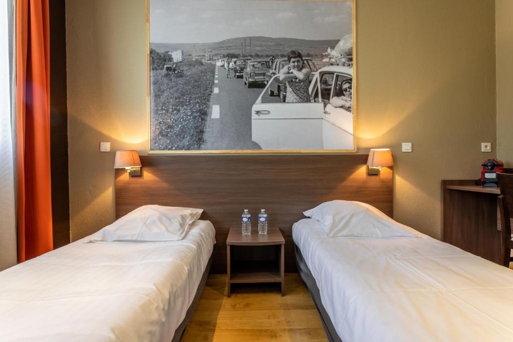 Postel nebo postele na pokoji v ubytování Logis Hôtels et restaurant La Pause Rn7