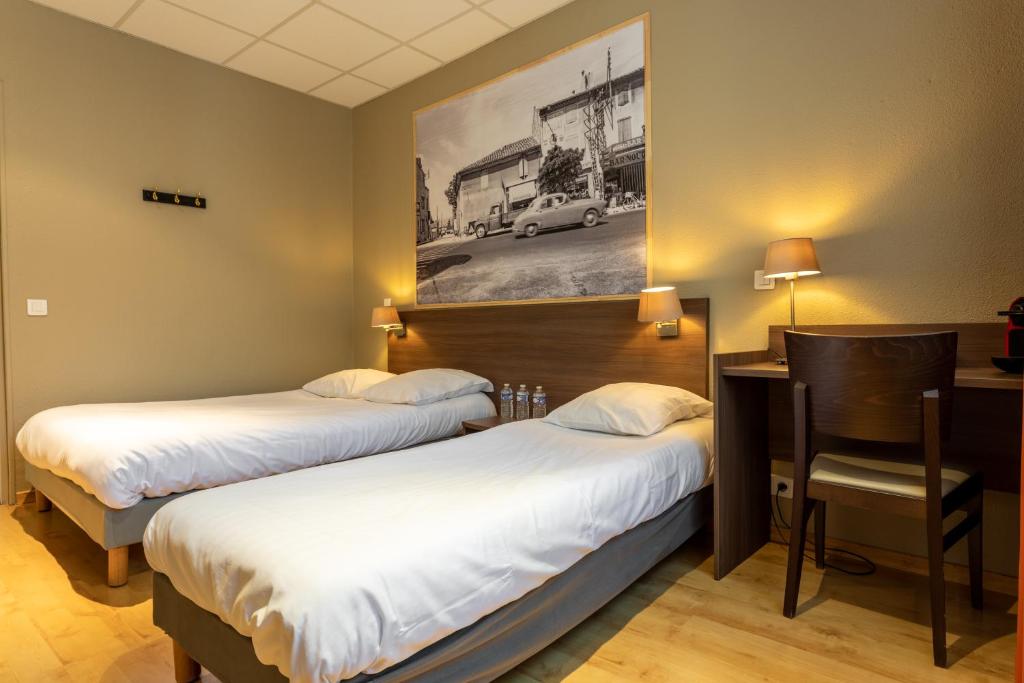 Postel nebo postele na pokoji v ubytování Logis Hôtels et restaurant La Pause Rn7