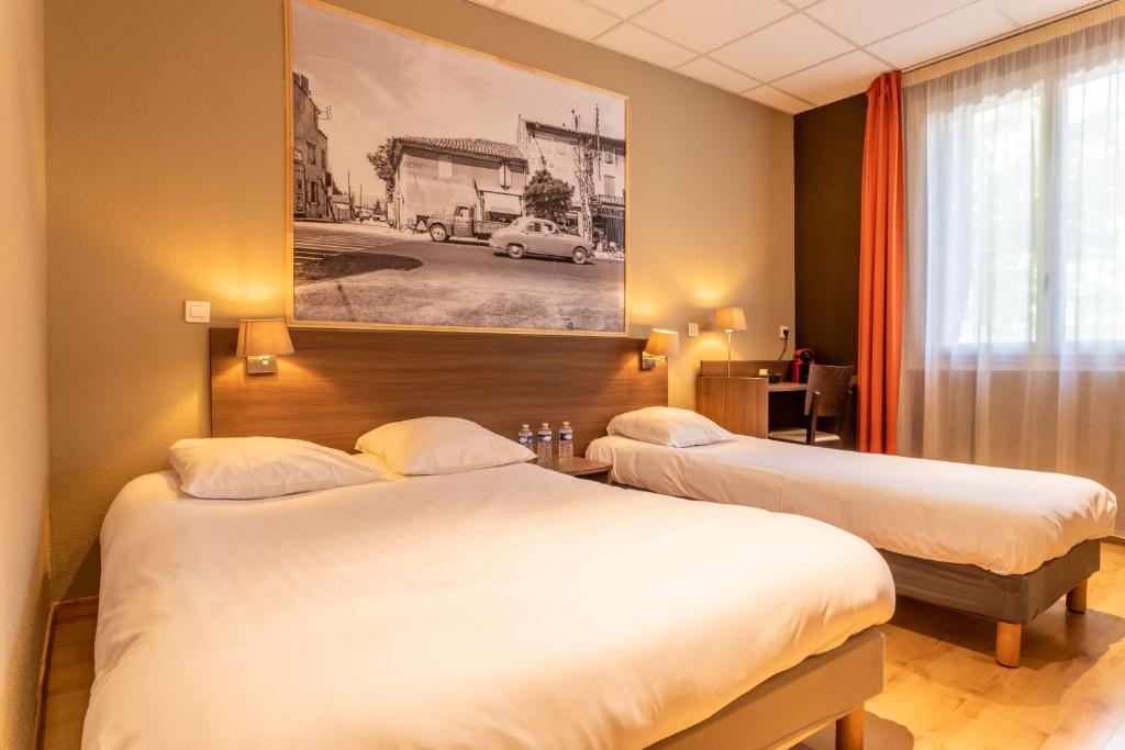 Postel nebo postele na pokoji v ubytování Logis Hôtels et restaurant La Pause Rn7