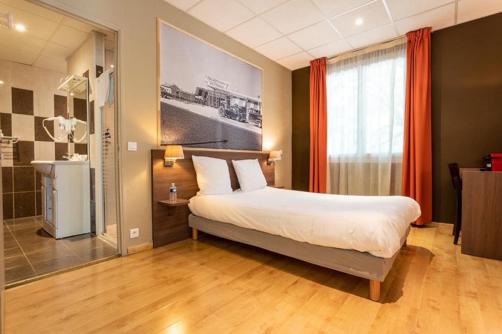 Postel nebo postele na pokoji v ubytování Logis Hôtels et restaurant La Pause Rn7