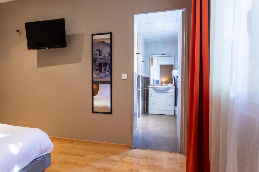 Postel nebo postele na pokoji v ubytování Logis Hôtels et restaurant La Pause Rn7
