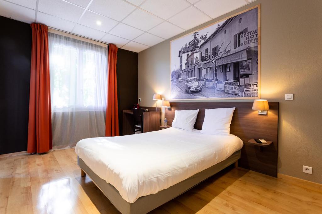 Postel nebo postele na pokoji v ubytování Logis Hôtels et restaurant La Pause Rn7