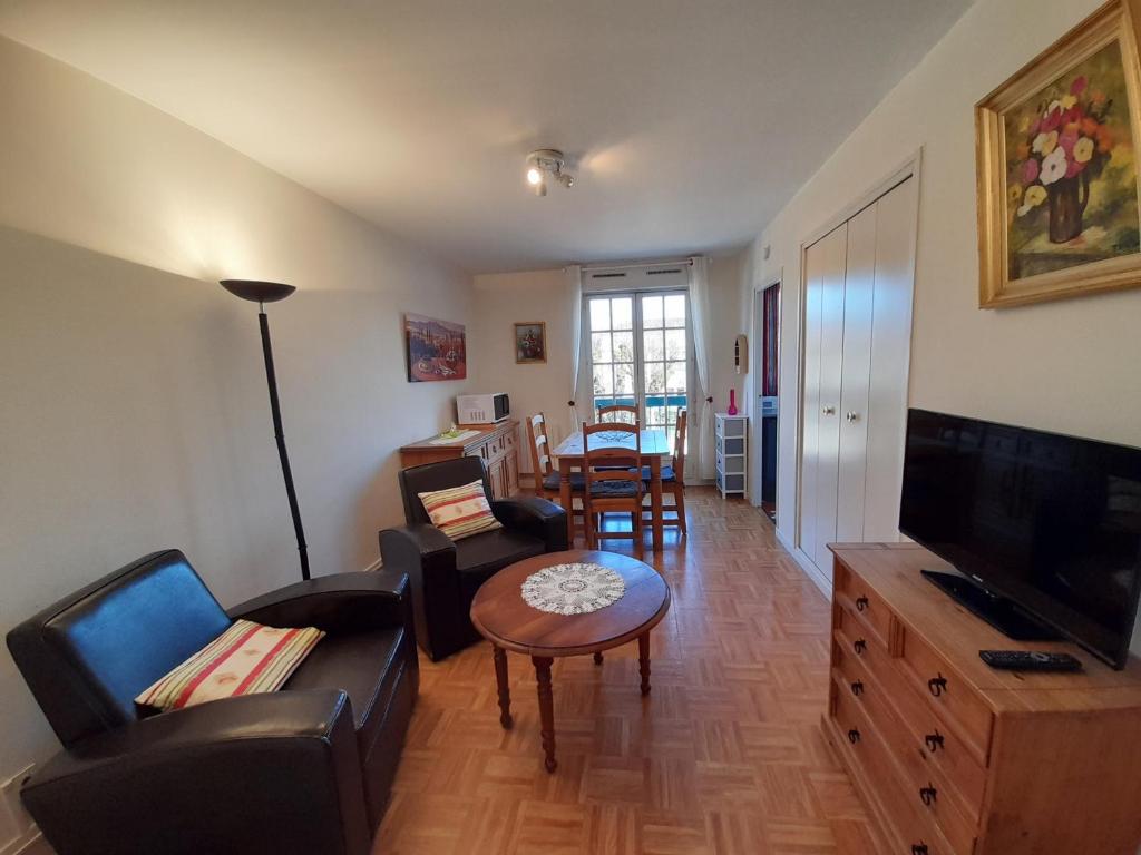 a living room with a couch and a table at Appartement proche Thermes Saint Roch avec wifi et animaux admis - FR-1-541-134 in La Roche-Posay