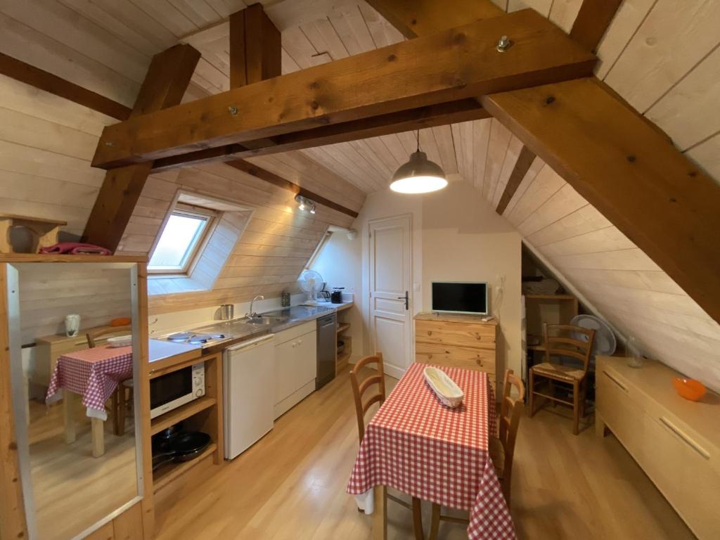 a kitchen with a table and two chairs in a room at Studio charmant à 70m des Thermes, WiFi, Animaux bienvenus - FR-1-541-137 in La Roche-Posay