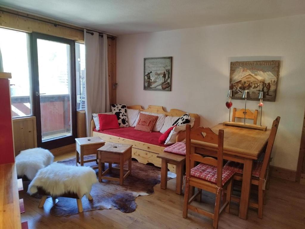 ein Wohnzimmer mit Sofa und Tisch in der Unterkunft Confort 2 pièces La Daille, accès direct pistes - FR-1-518-162 in Val dʼIsère