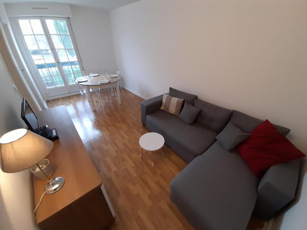 a living room with a couch and a table at T2 lumineux centre-ville avec Wi-Fi, lave-linge et lave-vaisselle - FR-1-541-122 in La Roche-Posay