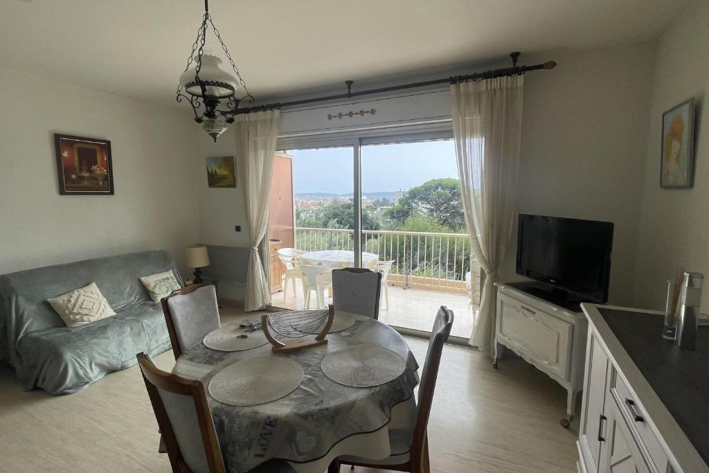 un salon avec une table et un canapé dans l'établissement Horizon Bleu with terrace in Sainte-Maxime, à Sainte-Maxime