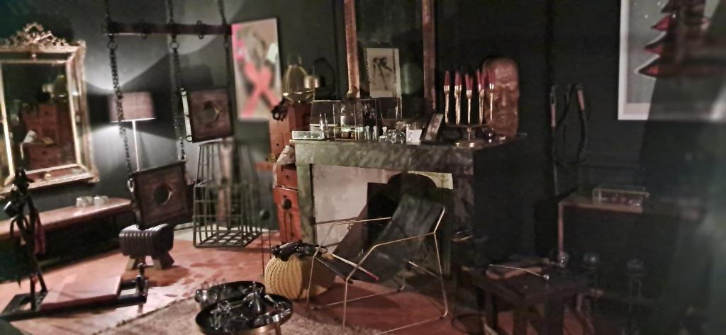 un salon avec une cheminée et un miroir dans l'établissement Love room Perpignan- nuit insolite en amoureux- 35mn de Perpignan, à Perpignan